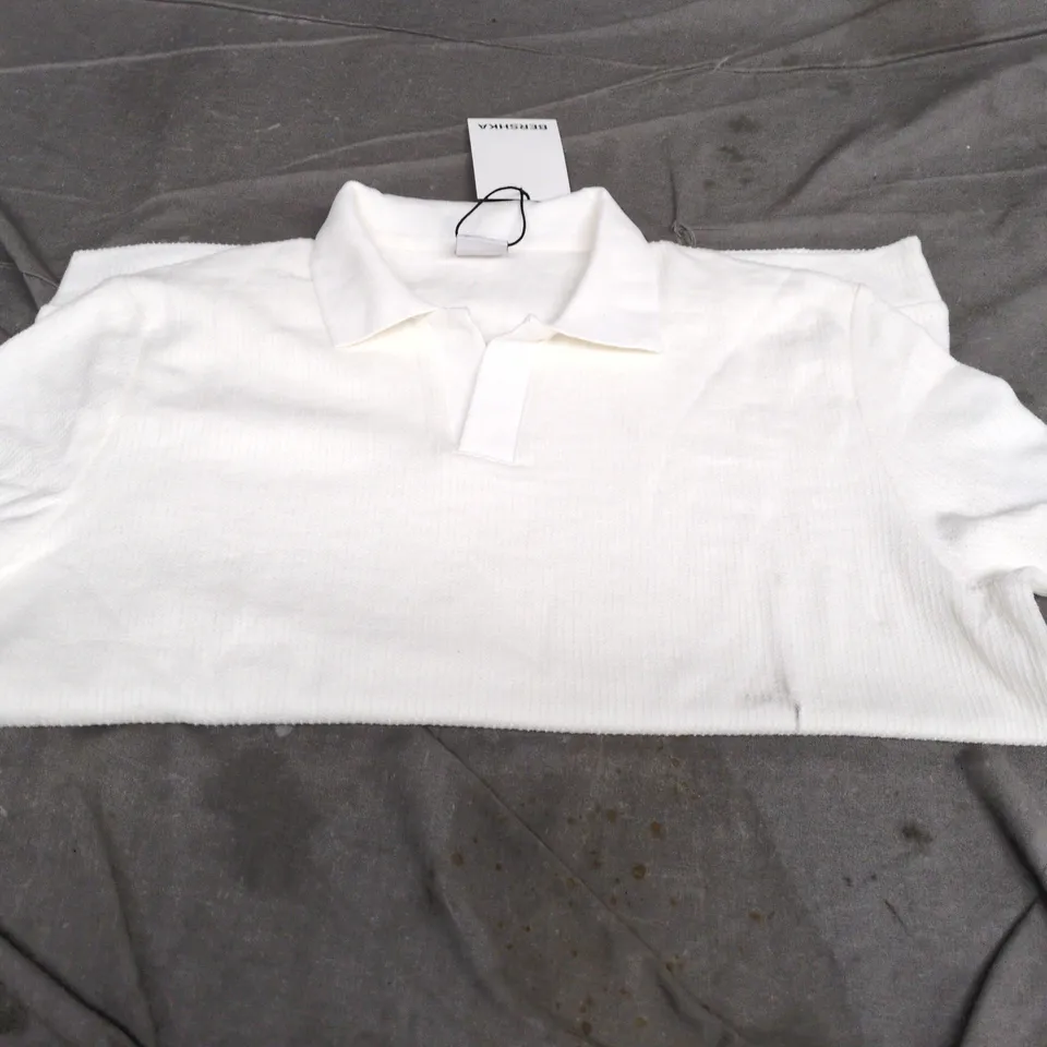 BERSHKA WHITE POLO SHIRT – BRAND LABEL ATTACHED SIZE SMALL