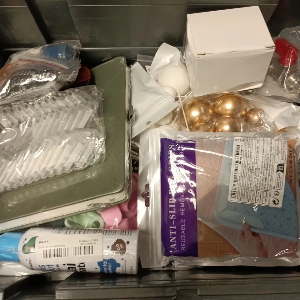 APPROXIMATELY 12 ASSORTED HOUSEHOLD ITEMS TO INCLUDE ANTI-SLIP RUG GRIPS, TAPE MEASURE, CHENTIANXIA CUTTING WHEEL, ETC