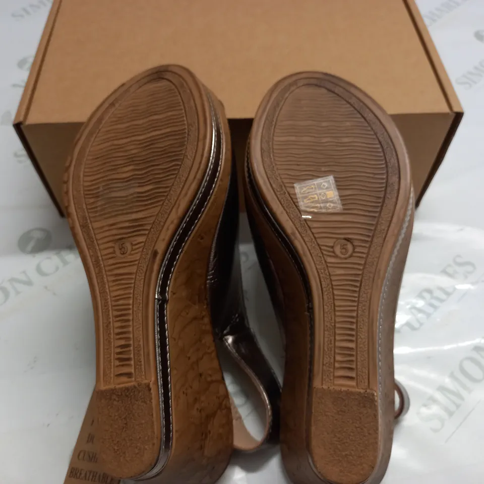BOXED PAIR OF CUSHION WALK WEDGE HEEL SHOES IN GOLD - SIZE 5