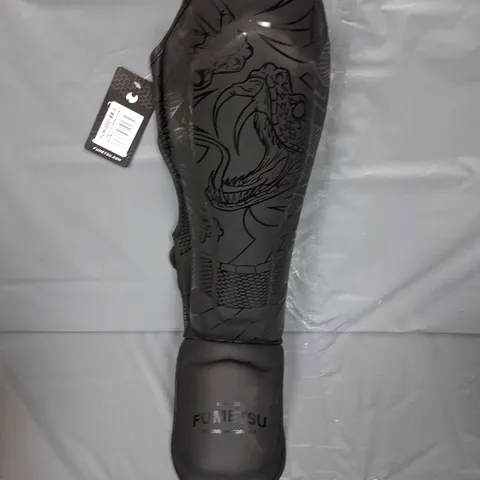 PAIR OF FUMETSU ANACONDA SHIN GUARDS, KNEE BRACES AND HEADGUARD