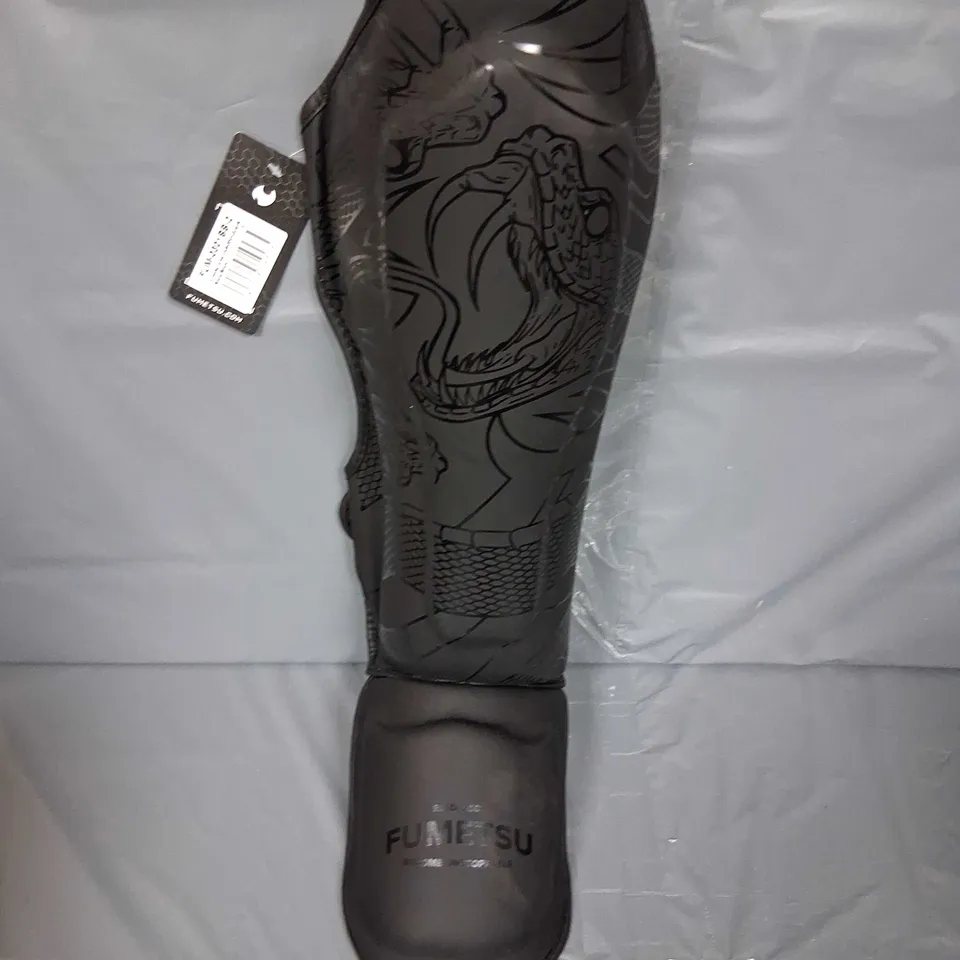 PAIR OF FUMETSU ANACONDA SHIN GUARDS, KNEE BRACES AND HEADGUARD