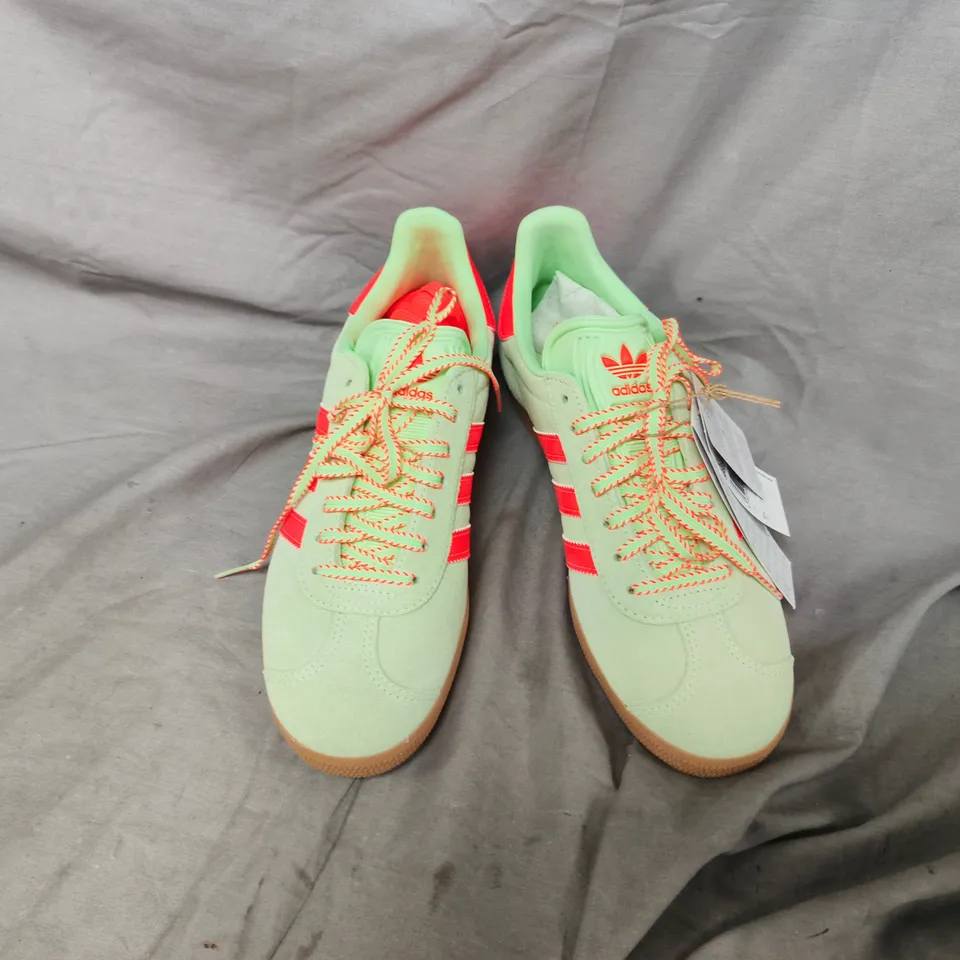 ADIDAS WOMENS GAZELLE TRAINERS IN GREEN/ORANGE - UK 7