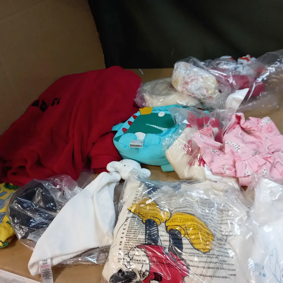 LOT OF ASSORTED KIDS CLOTHING ITEMS TO INCLUDE BABYGROWS, T-SHIRTS AND TROUSERS 