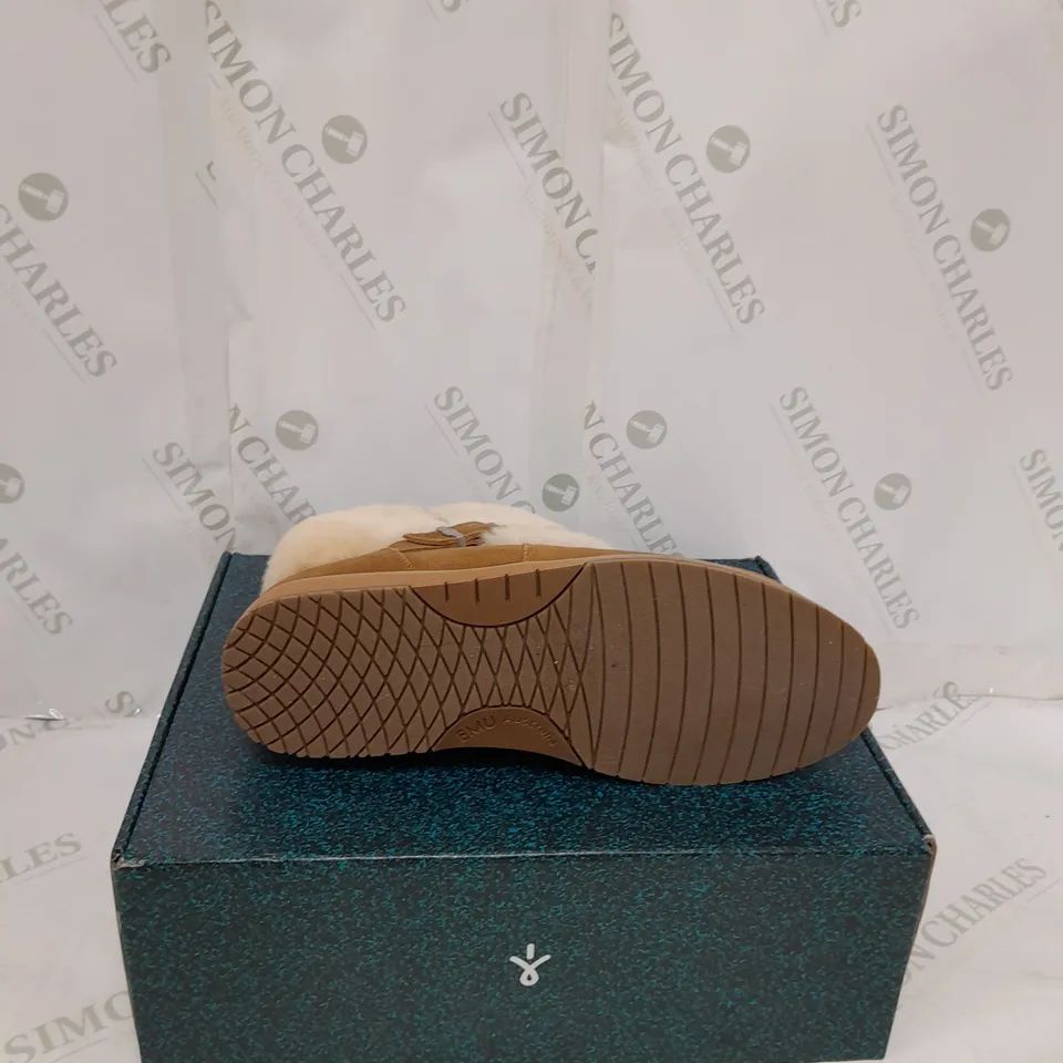 BOXED PAIR OF EMU OXLEY FUR CUFF BOOTS SIZE 7