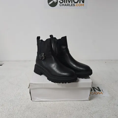 SHOES BY EMMA LAPARI BLACK PU ANKLE BOOTS – UK 7