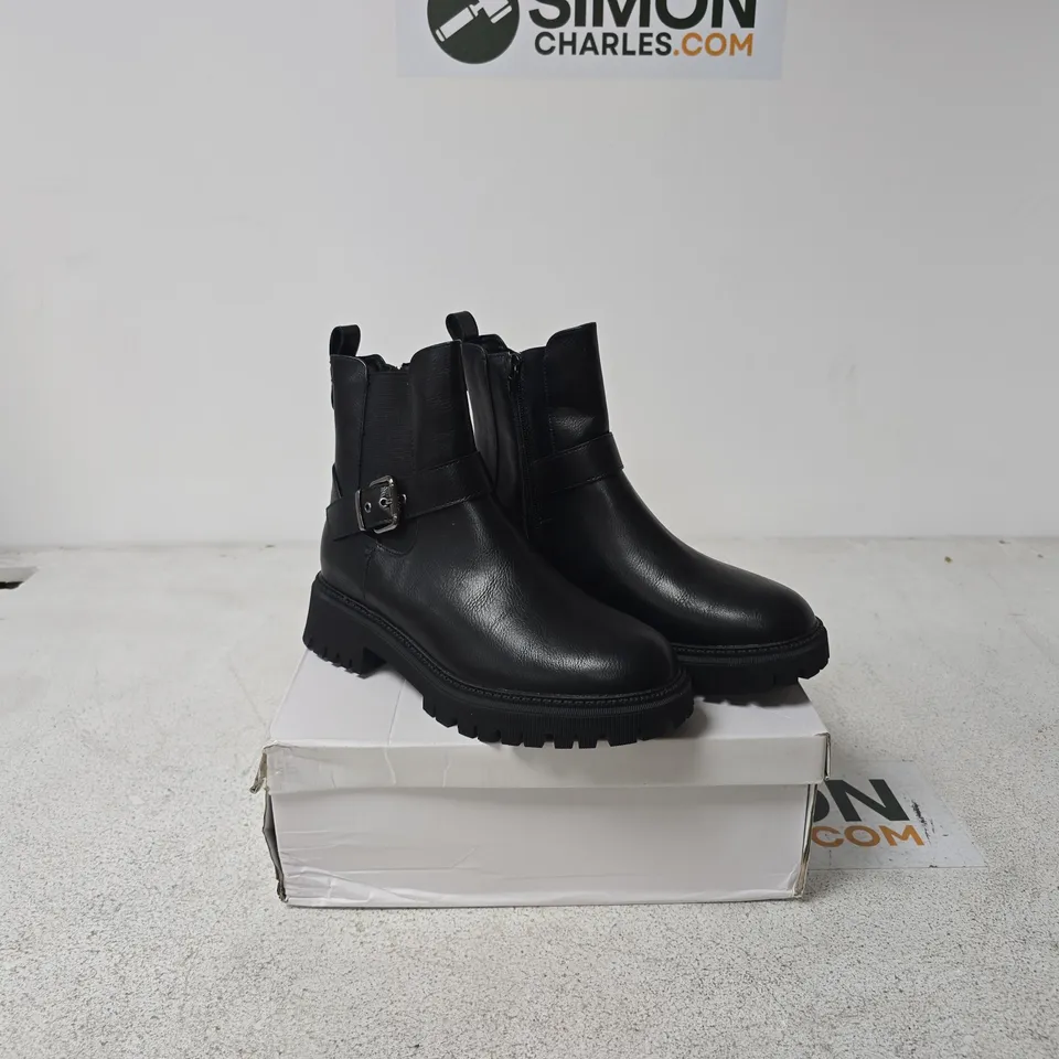 SHOES BY EMMA LAPARI BLACK PU ANKLE BOOTS – UK 7