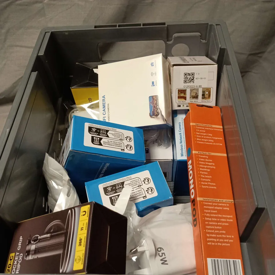 APPROXIMATELY 15 ASSORTED ELECTRICAL ITEMS TO INCLUDE WIFI CAMERA, MONOPOD, POCKET GRIP TRIPOD, PLUG ADAPTER ETC
