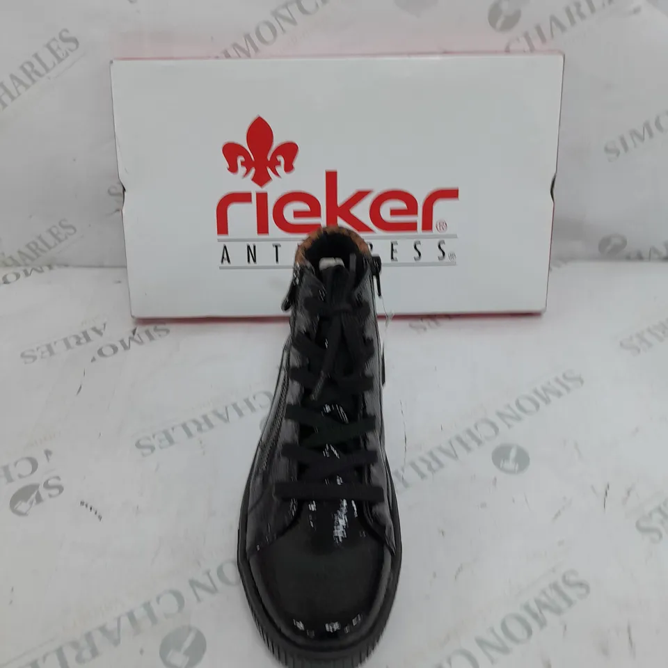 BOXED PAIR OF RIEKER HI TOP CUFF TRAINERS IN BLACK UK SIZE 6.5