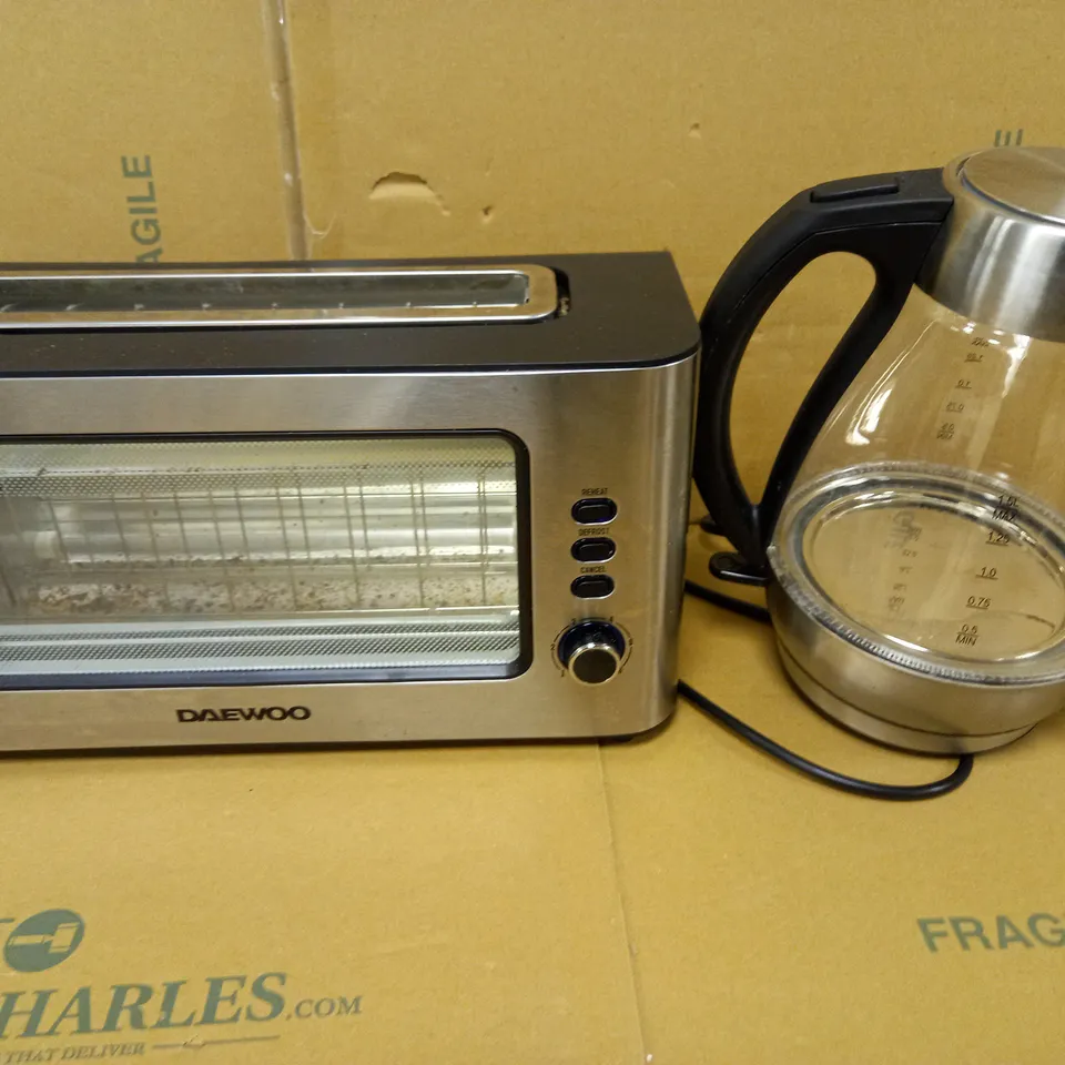 DAEWOOD 3KW RAPID BOIL 1.5L AQUA GLASS KETTLE AND A DAEWOOD GLASS TOASTER 