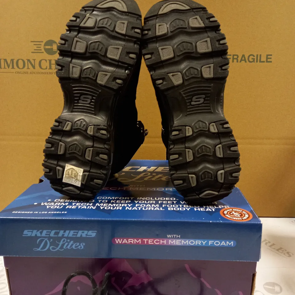 SKETCHERS D'LITES SATIN COLLAR LACE UP BOOT SIZE 6