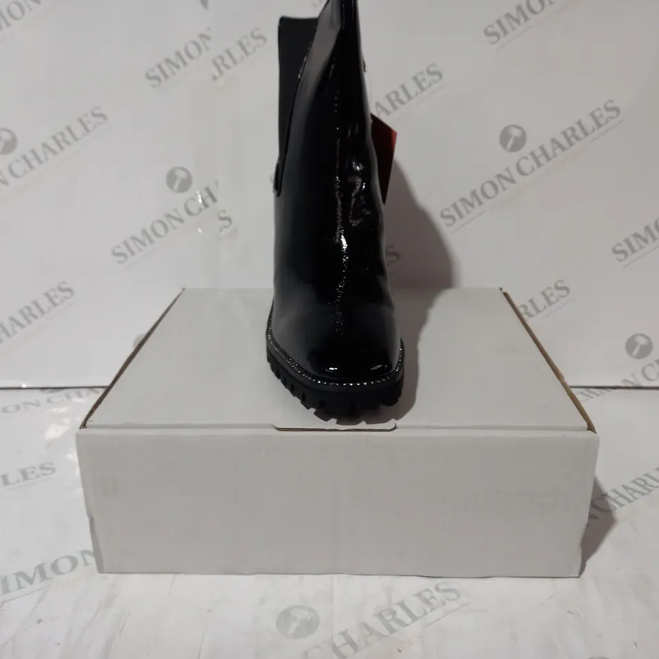 BOXED PAIR OF MODA IN PELLE LEXIIE BLACK PATENT BOOTS SIZE 7