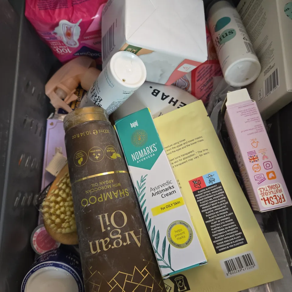 APPROXIMATELY 15 ASSORTED HEALTH & BEAUTY PRODUCTS TO INCLUDE GEL MASK, DOVE SOAP, ORDINARY MOISTURISER ETC