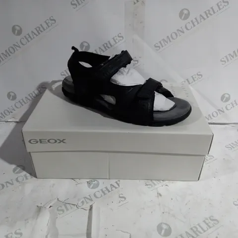 BOXED PAIR OF GEOX U4224 SANDAL SHOES IN BLACK - SIZE: UK 8