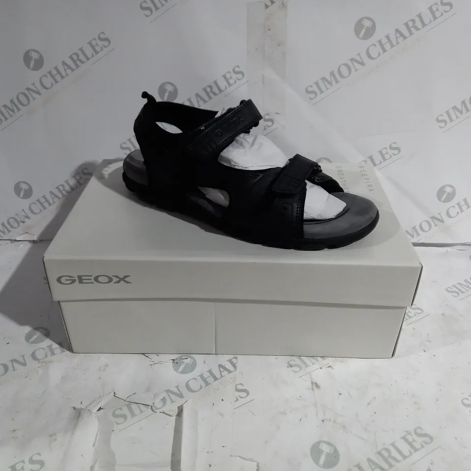 BOXED PAIR OF GEOX U4224 SANDAL SHOES IN BLACK - SIZE: UK 8