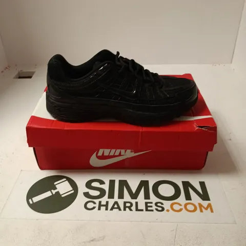 BOXED PAIR OF NIKE P-6000 TRAINERS IN BLACK - UK 8
