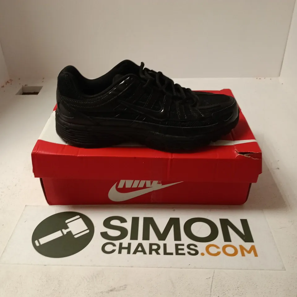 BOXED PAIR OF NIKE P-6000 TRAINERS IN BLACK - UK 8