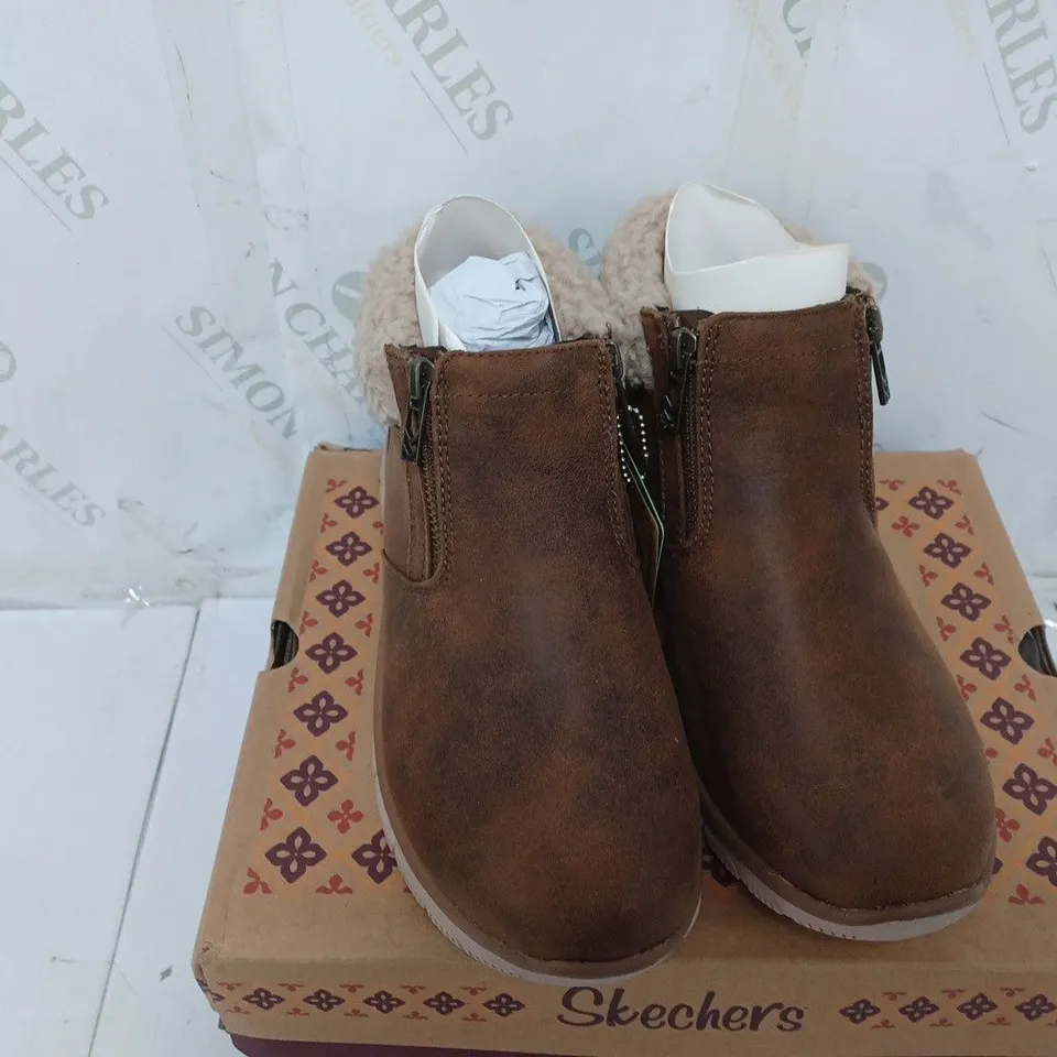 BOXED PAIR OF SKECHERS EASY GOING WATER RESISTANT BOOTS IN BROWN SIZE 5