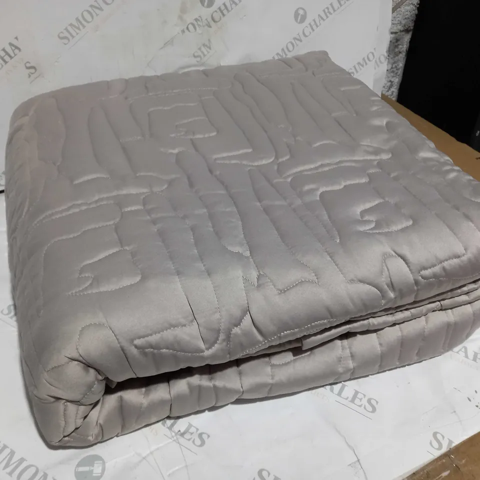 BOXED K BY KELLY HOPPEN ABSTRACT GEO BEDSPREAD AND SHAMS IN TAUPE - DOUBLE 