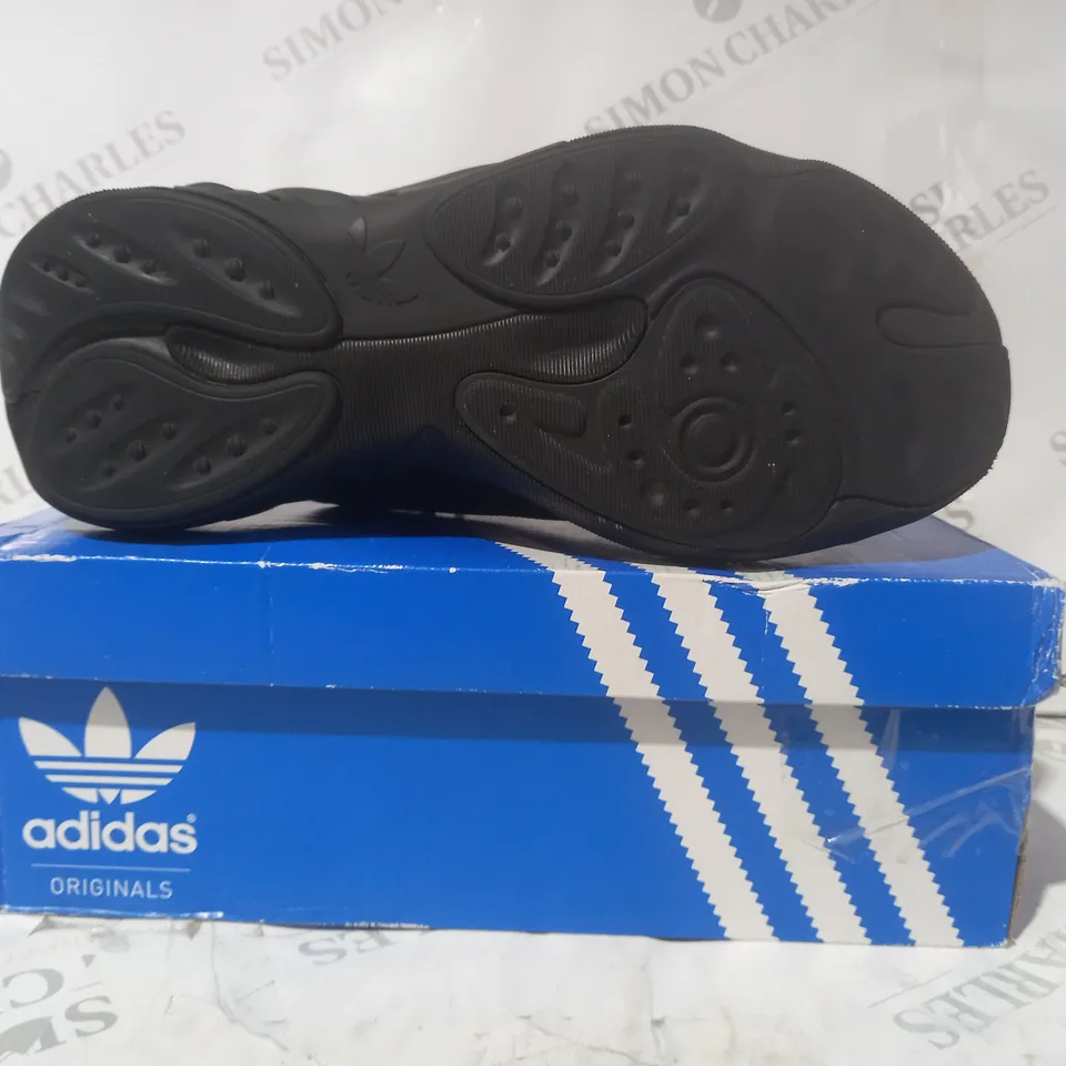 BOXED PAIR OF ADIDAS COURTVANTAGE SHOES IN BLACK UK SIZE 9