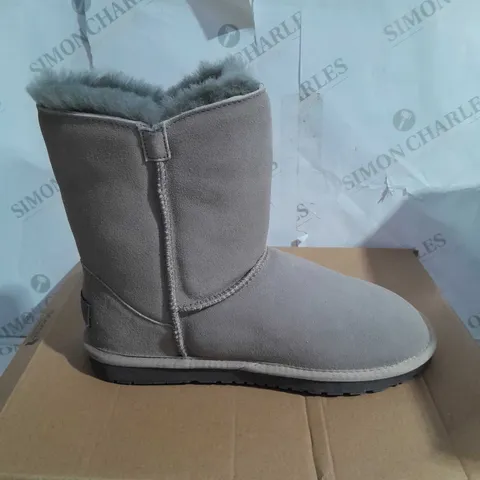 BOXED BONOVA SHEEPSKIN SIDE ZIP MID BOOTS, GREY - SIZE 8