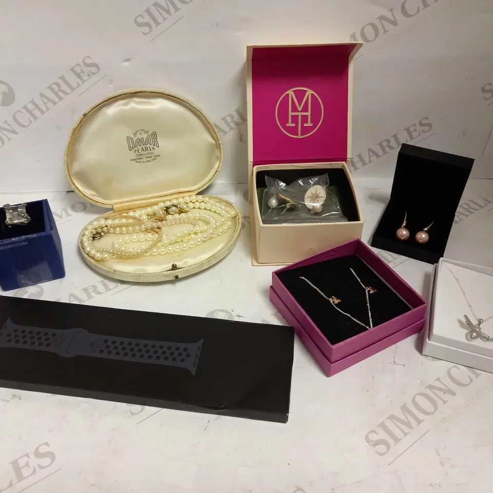 LOT OF APPROXIMATELY 20 JEWELLERY ITEMS, TO INCLUDE EARRINGS, NECKLACES, ETC