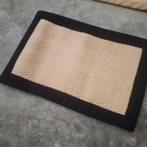QUALITY DESIGNER AREA RUG APPROXIMATELY 40×60CM