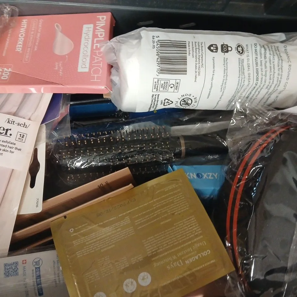 APPROXIMATELY 15 ASSORTED COSMETIC ITEMS INCLUDING VARIOUS MAKES AND BRANDS - COLLECTION ONLY