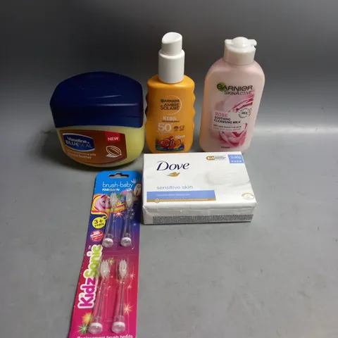 BOX OF APPROXIMATELY 20 COSMETIC ITEMS TO INCLUDE - AMBRE SOLAIRE KIDS SUN LOTION - DOVE SOAP - GARNIER CLEANSING MILK - ETC