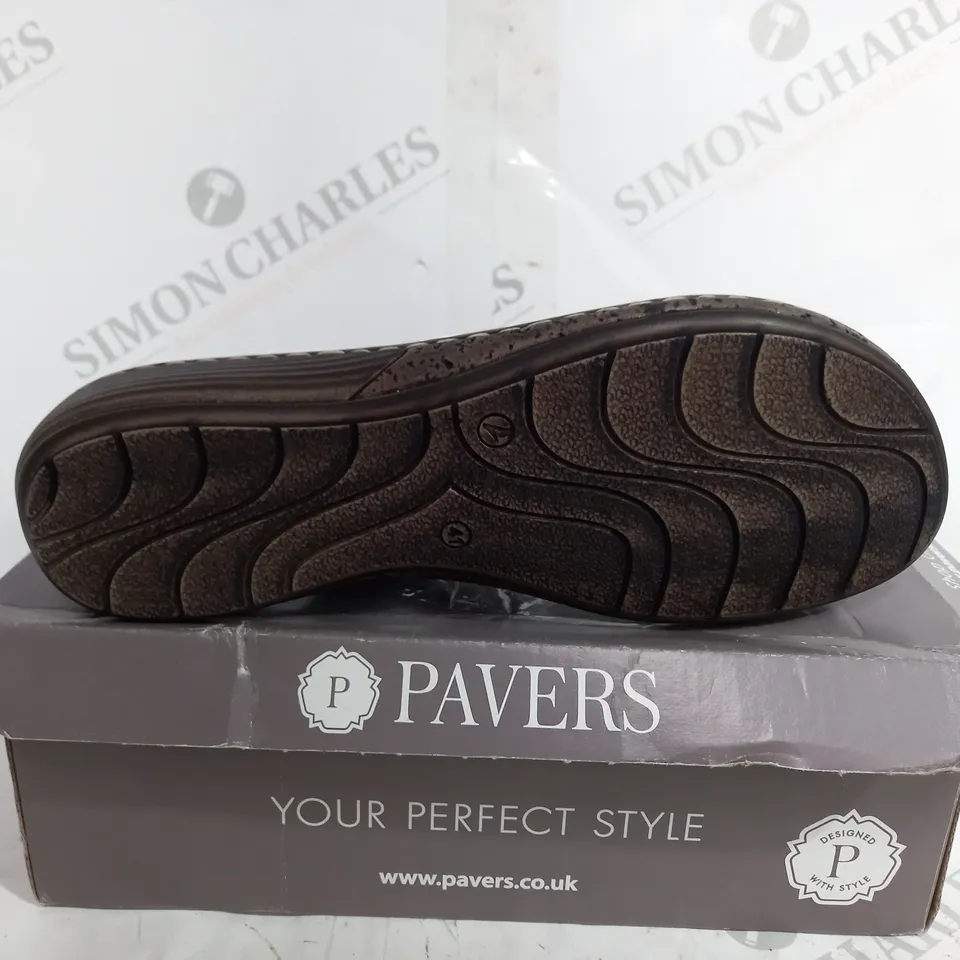 BOXED PAVERS KAP35011 FLAT SANDALS IN WHITE - SIZE 8