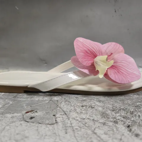 BOXED PAIR OF UNBRANDED TOE-POST SANDALS IN WHITE W. FLORAL DETAIL SIZE EU 38