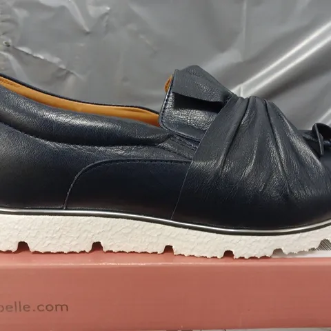 BOXED MODA IN PELLE ANETTE LEATHER BOW TWIST UPPER WITH FLEX SOLE TRAINERS IN NAVY - SIZE 39