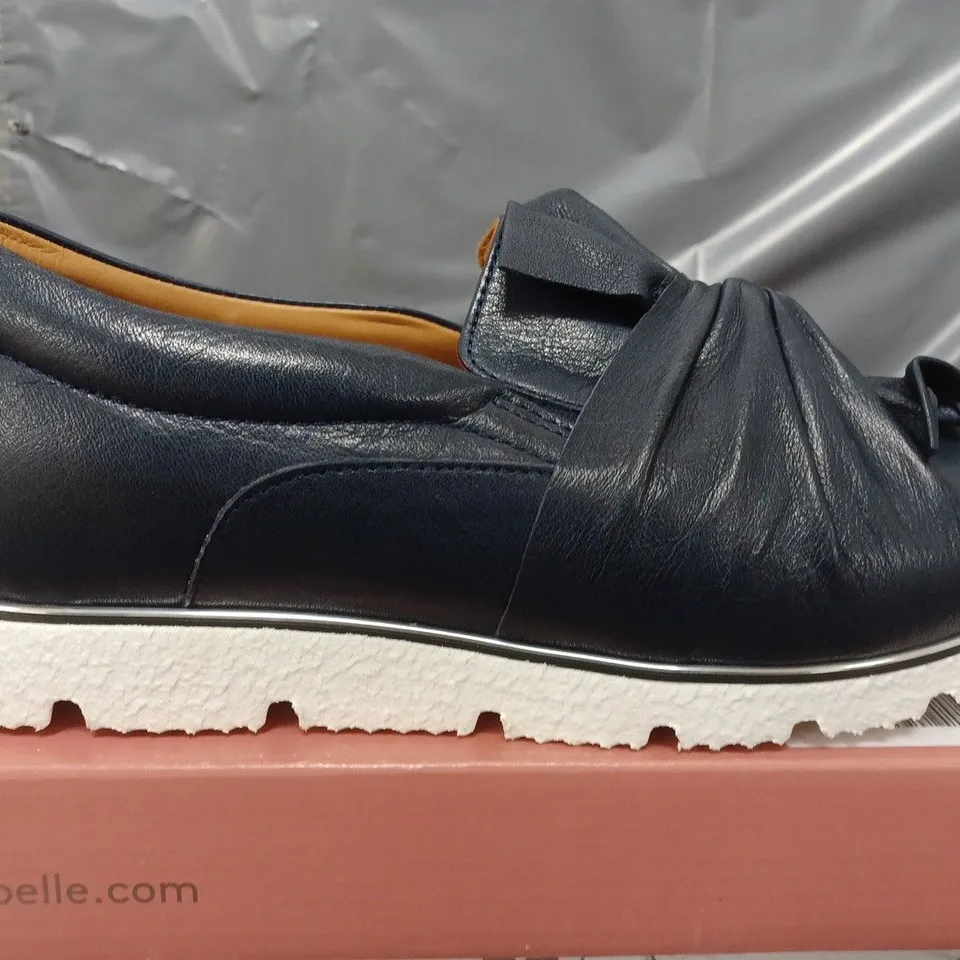 BOXED MODA IN PELLE ANETTE LEATHER BOW TWIST UPPER WITH FLEX SOLE TRAINERS IN NAVY - SIZE 39