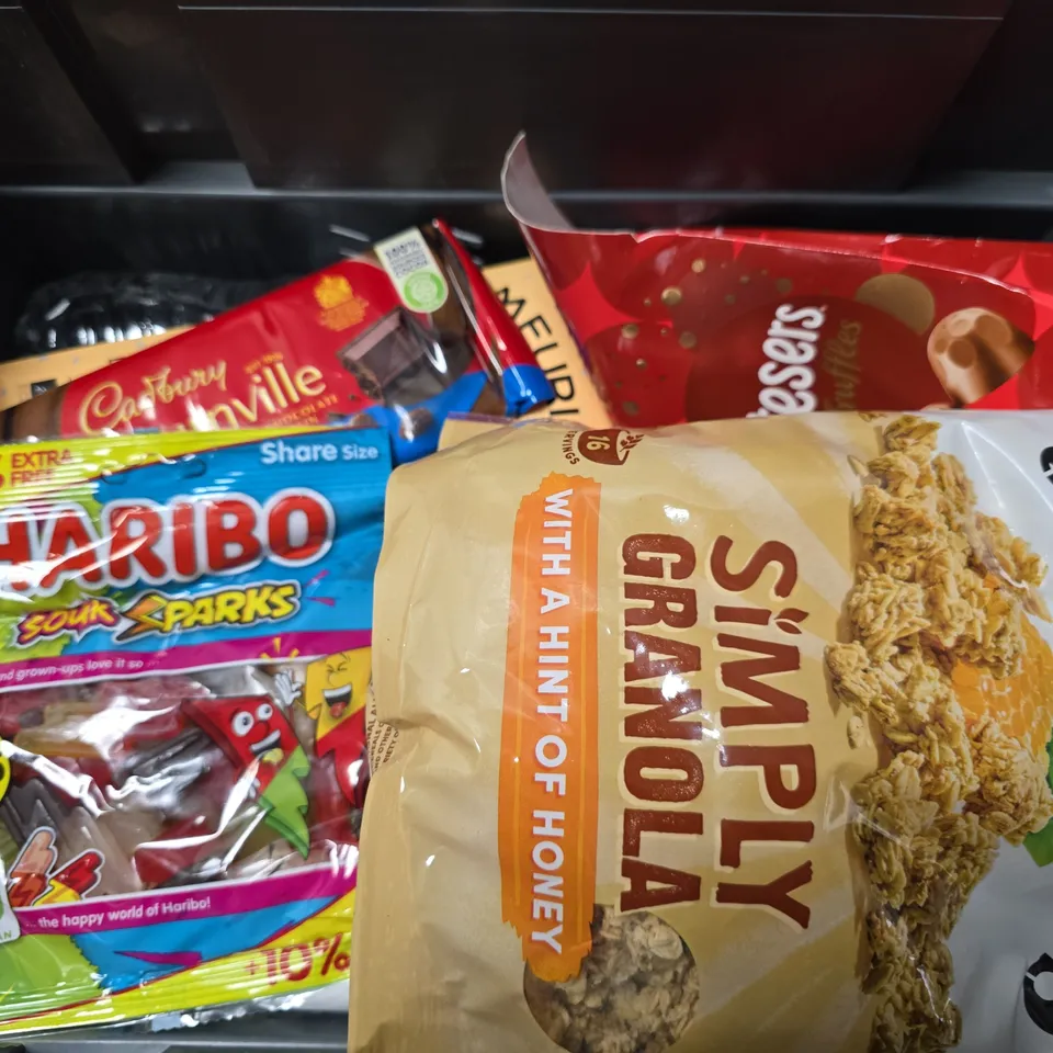 APPROXIMATELY 10 ASSORTED FOOD & DRINK ITEMS TO INCLUDE - LINDT CARAMEL , NATURES AID MCT OIL ETC