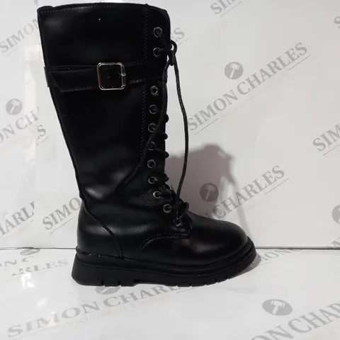 BOXED PAIR OF DESIGNER ANKLE BOOTS IN BLACK EU SIZE 31