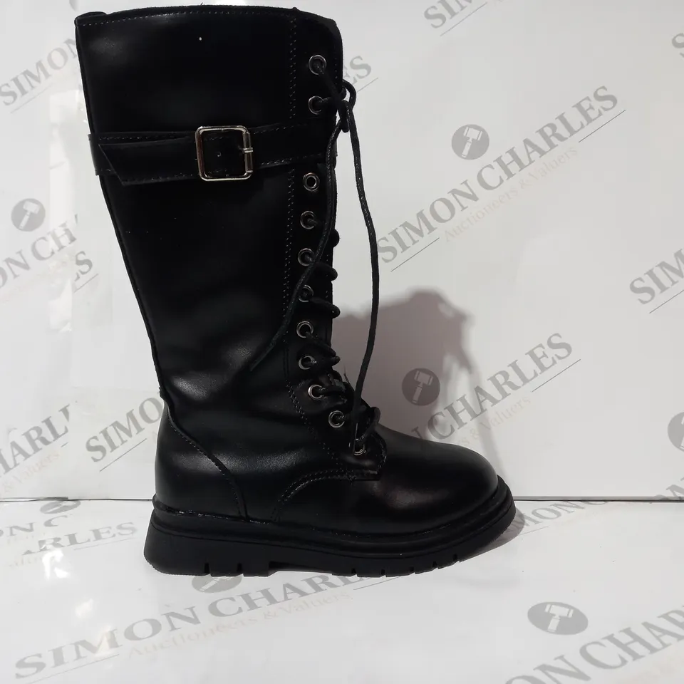 BOXED PAIR OF DESIGNER ANKLE BOOTS IN BLACK EU SIZE 31