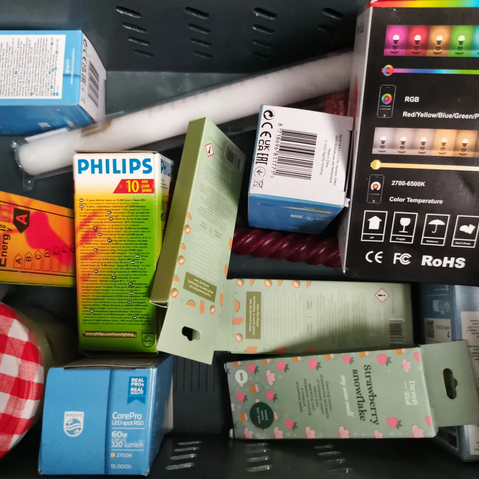 APPROXIMATELY 10 ASSORTED HOUSEHOLD ITEMS TO INCLUDE SCENTED CANDLES, SMART BULB, ETC