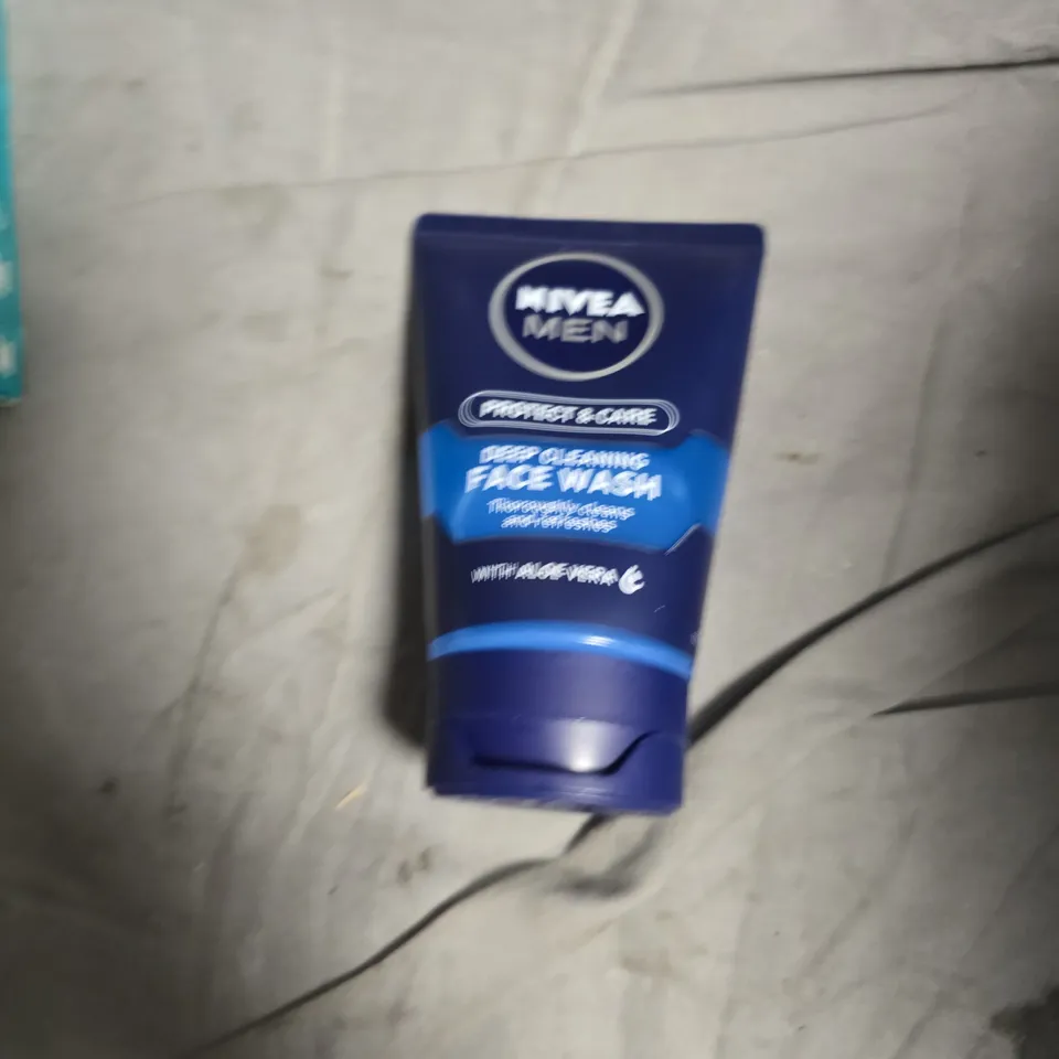 APPROXIMATELY 20 ASSORTED HEALTH AND BEAUTY PRODUCTS INCLUDING COCONUT CURLS CONDITIONER , MOROCCAN OIL AND NIVEA FACE WASH 