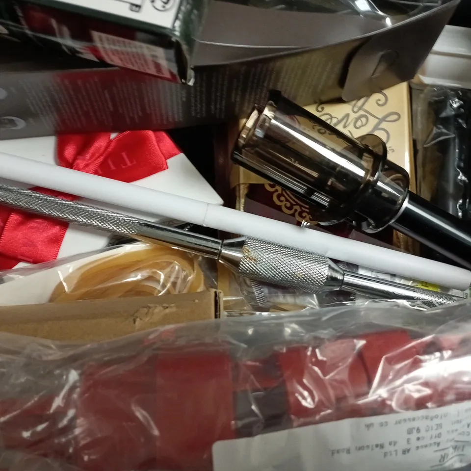 APPROXIMATELY 10 ASSORTED HOUSEHOLD ITEMS TO INCLUDE BOOT & SHOE CREAM POLISH, GONK, ETC