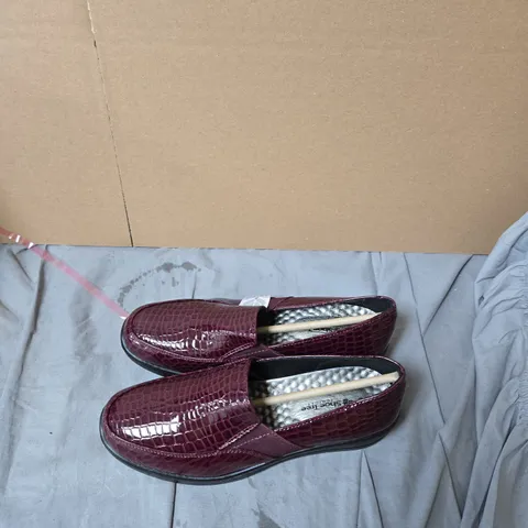 SHOE TREE WOMEN'S BURGUNDY CROC-EFFECT SLIP-ON LOAFERS SIZE 6 
