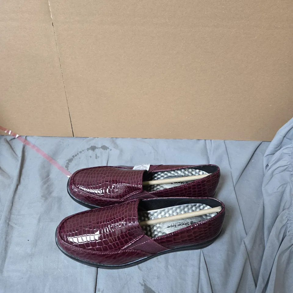 SHOE TREE WOMEN'S BURGUNDY CROC-EFFECT SLIP-ON LOAFERS SIZE 6