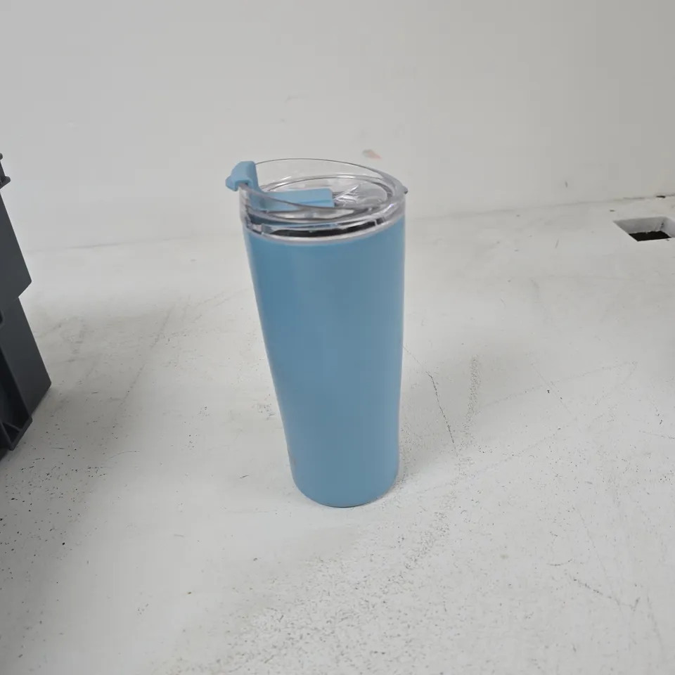 TOTE OF APPROXIMATELY 12 ASSORTED ITEMS TO INCLUDE: BLUE TRAVEL CUP