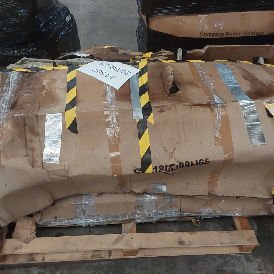 PALLET CONTAINING A LARGE ASSORTMENT OF GARDEN FURNITURE PARTS
