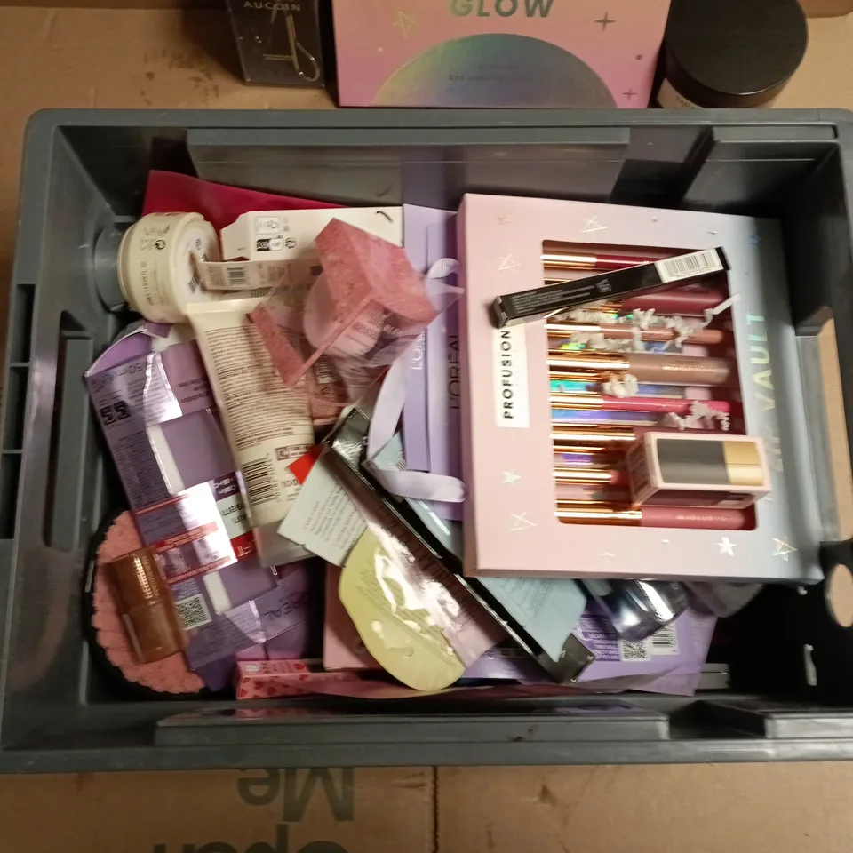 APPROXIMATEY 20 ASSORTED HEALTH AND BEAUTY PRODUCTS TO INCLUDE PROFUSION LUSTRE GLOW EYE SHADOW PALETTE, KEVYN AUCOIN EYELASH CURLER, NAILBERRY EXFOLIATOR ETC