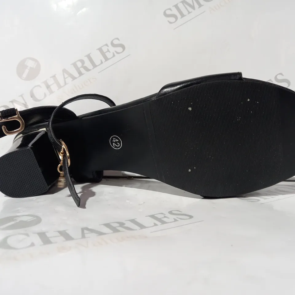 BOXED PAIR OF DESIGNER OPEN TOE LOW BLOCK HEEL SANDALS IN BLACK EU SIZE 42