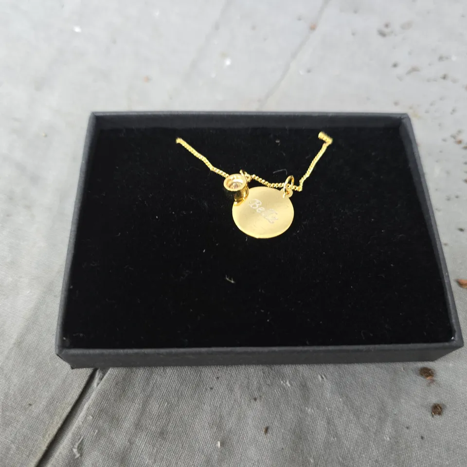 BOX OF APPROXIMATELY 10 ASSORTED ITEMS TO INCLUDE: USB BAR AND NECKLACE