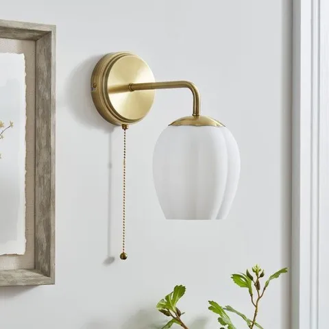 BOXED FROSTED TULIP RIBBED GLASS WALL LIGHT GOLD
