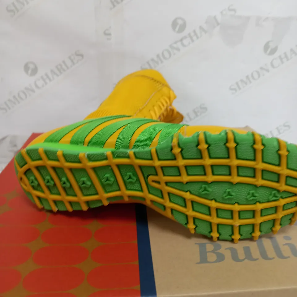 BOX OF APPROXIMATELY 5 PAIR OF BULLION YELLOW AND GREEN BOOTS
