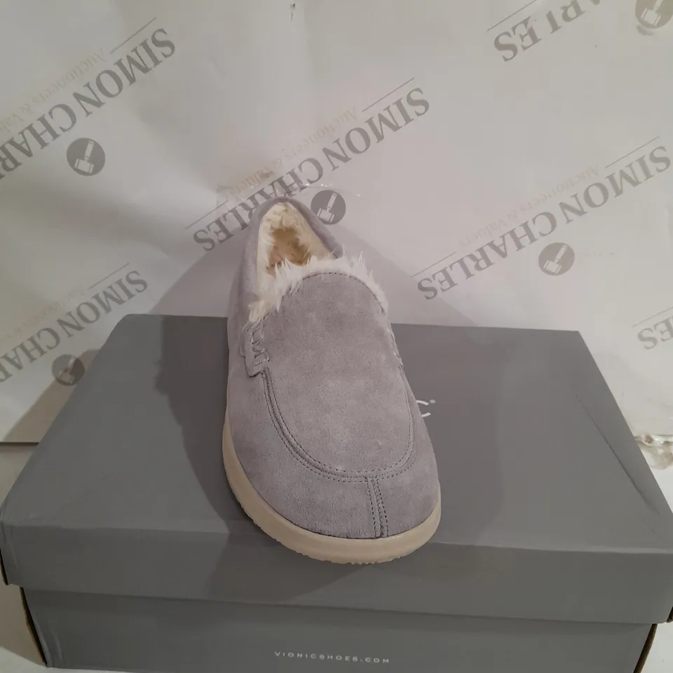 BOXED PAIR OF VIONIC SLIPPERS - UK SIZE 6