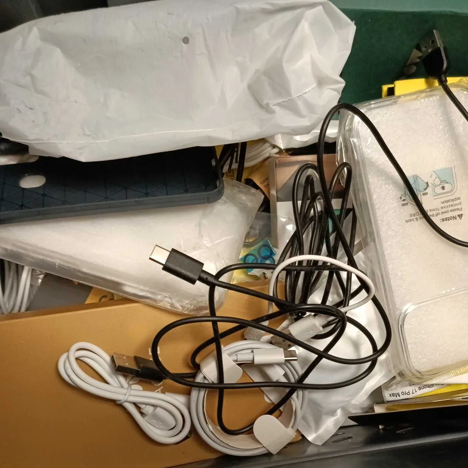 APPROXIMATELY 12 ASSORTED ELECTRICAL ITEMS TO INCLUDE 25W PD ADAPTOR, TEMPERED GLASS SCREEN PROTECTORS, SELFIE STICK, ETC