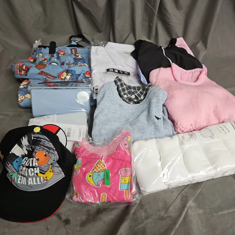 BOX OF APPROXIMATELY 30 ASSORTED KIDS CLOTHING ITEMS TO INCUDE - PYJAMAS, HAT, TOPS, ETC